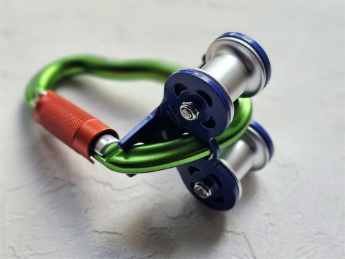  Ролик Treck V2 на карабине GURU Grass Twist Lock в Севастополе  
